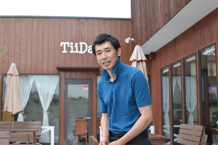 【写真】レストランてぃーだの前でほほえむしみずひできさん