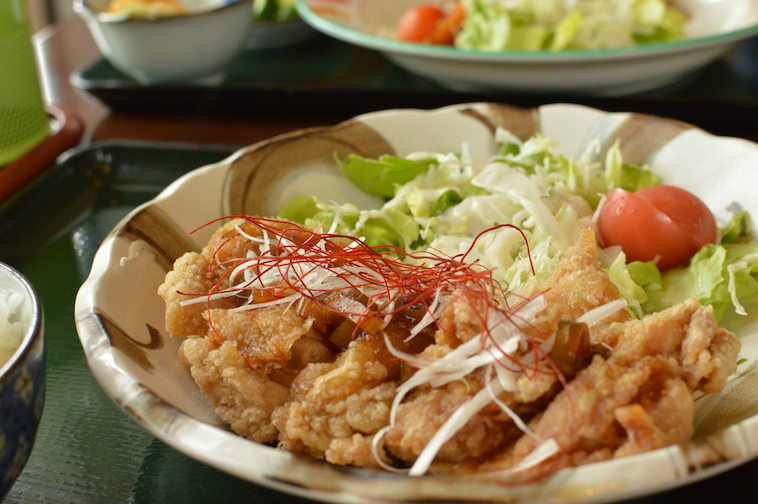 【写真】ゆーりんちー定食。お皿にたっぷりのっていて美味しそうだ。
