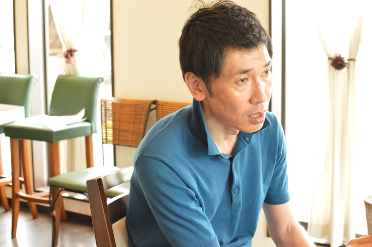 【写真】穏やかな表情で話すしみずひできさん