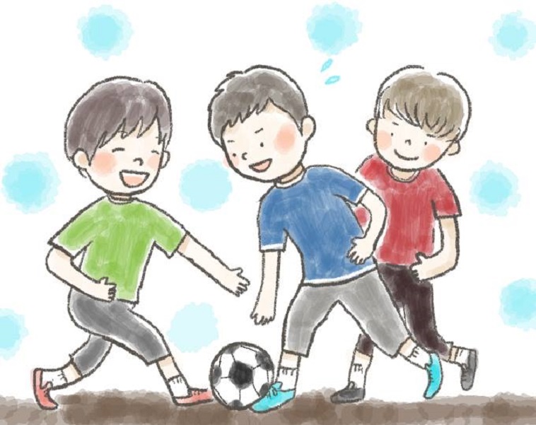 【イラスト】楽しそうにサッカーをして遊ぶ、しらいしょうごさんと二人の友人たち。