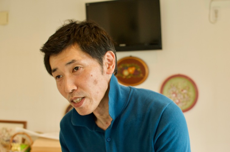 【写真】嬉しそうな表情でインタビューに答えるしみずひできさん