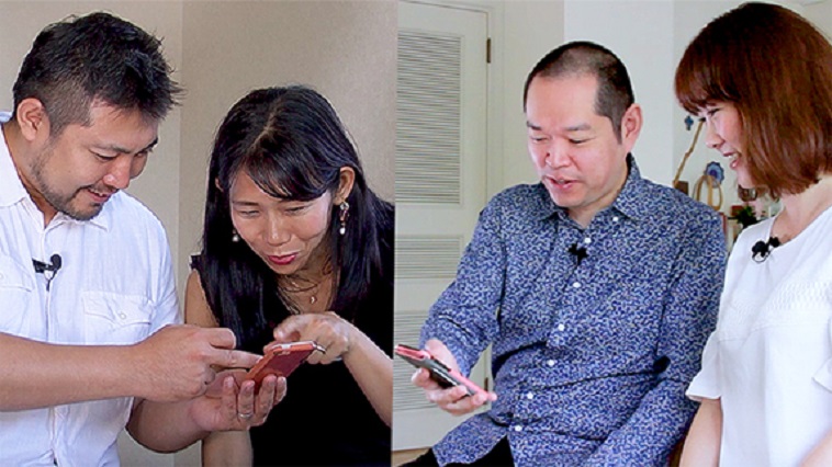【写真】GoPREを使いスマートフォンをながめる二組の夫婦