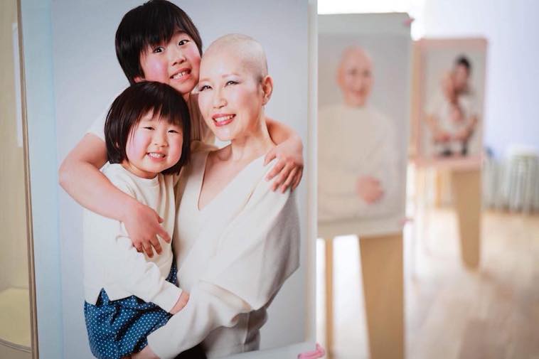 【写真】写真展の展示物の一つ。子供に抱きしめられた笑顔の母親の姿がうつっている。