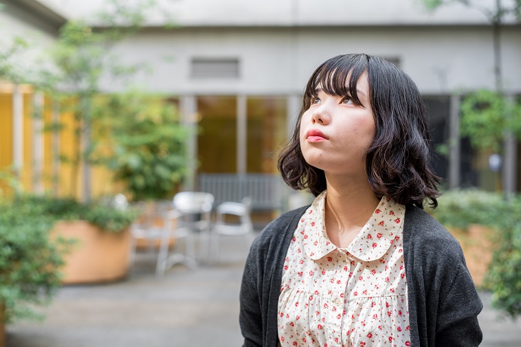 【写真】上をまっすぐ見つめるきどかなえさん