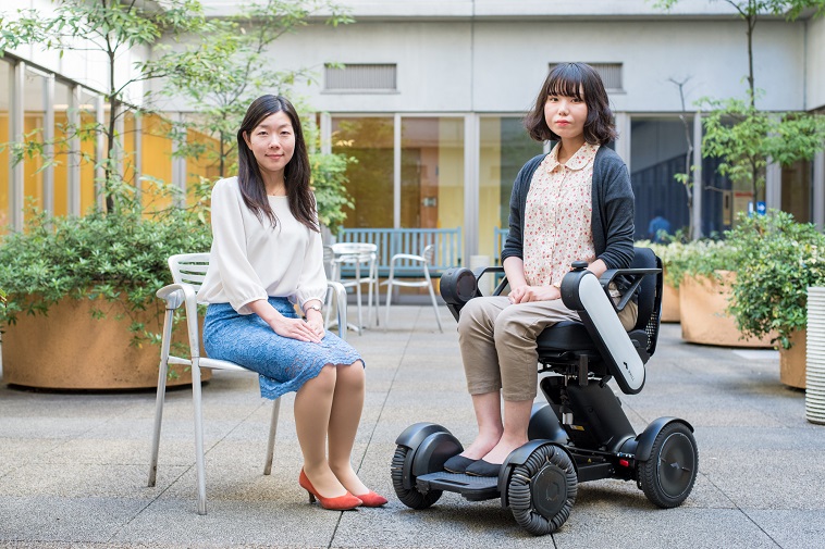 【写真】普段一緒に仕事をしているつじさかさゆりさんと、きどかなえさん。ほほえんだ表情でカメラをみつめている。