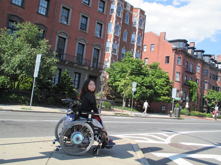 【写真】ボストンの街中を車椅子で移動しているきどかなえさん