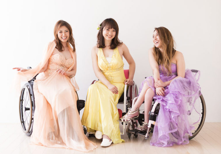 【写真】素敵なドレスをみにつけ笑顔で車椅子にのるびよんどがーるずのめんばー三人