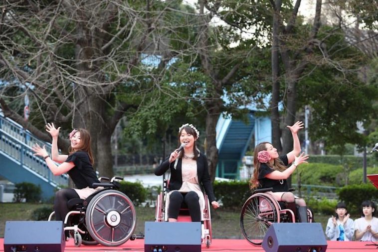 【写真】車椅子でダンスパフォーマンスをするびよんどがーるずのメンバーたち