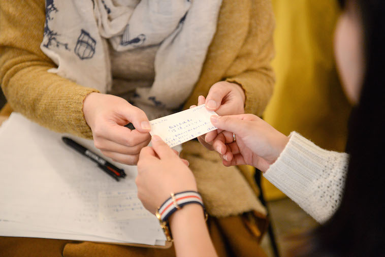 【写真】グループの参加者同士が手紙を交換しあっている