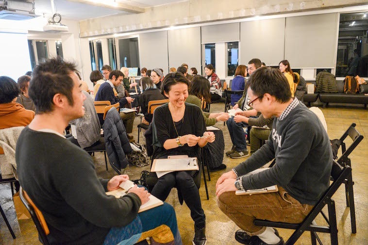 【写真】笑顔で話す参加者の方々