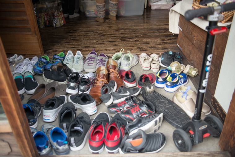 【写真】玄関には数え切れないほどの靴が並んでいて、今にも溢れ出しそう