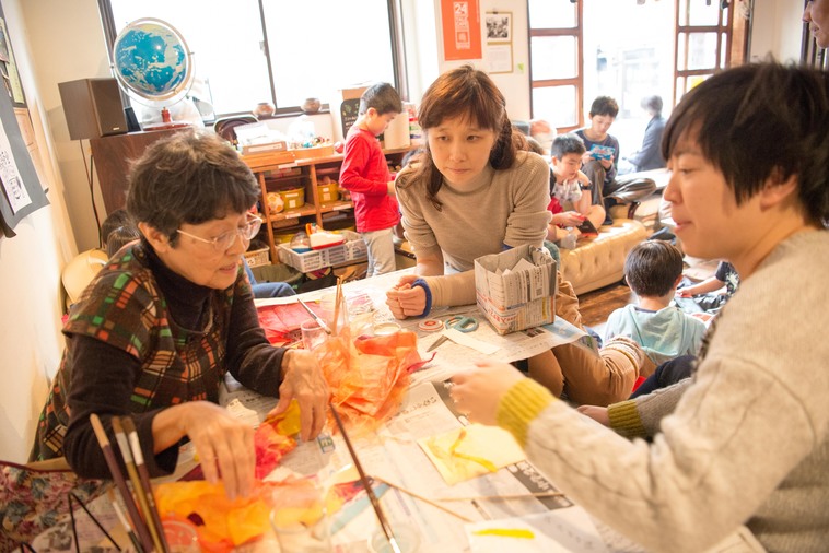 【写真】ちぎり絵を教わっている様子
