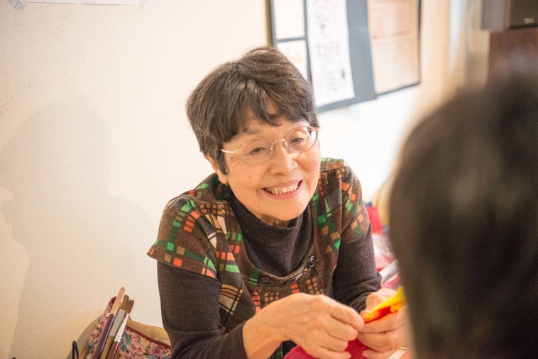 【写真】ちぎり絵ワークショップを教える女性は、笑顔で話をしている