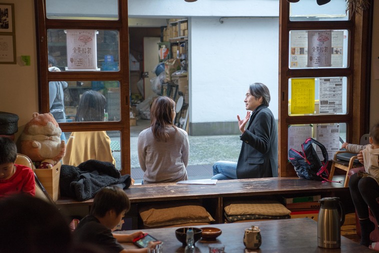 【写真】縁側で取材をしている様子