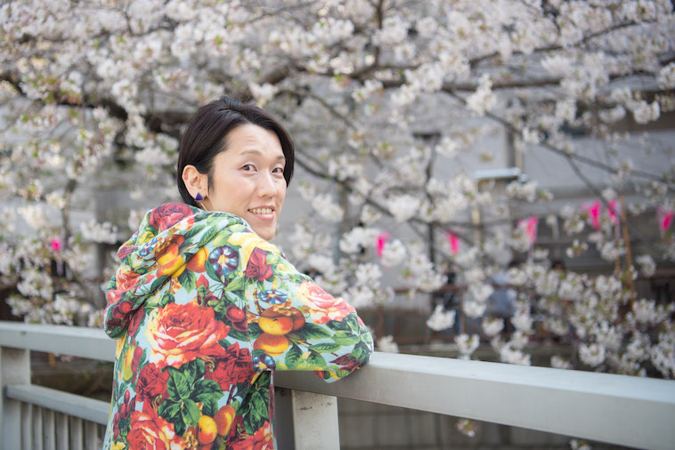 【写真】満開の桜の花の前で笑顔をみせるすずきしんぺいさん