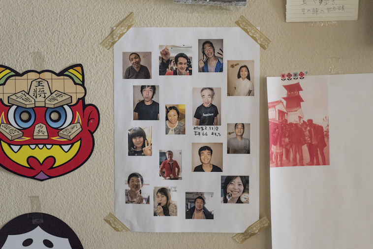 【写真】べてぶくろ内の壁に貼ってある、出入りしているメンバーの写真。それぞれいきいきとした表情を浮かべている。