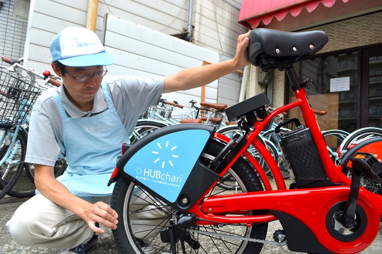 【写真】ハブチャリの自転車の整備をしている方