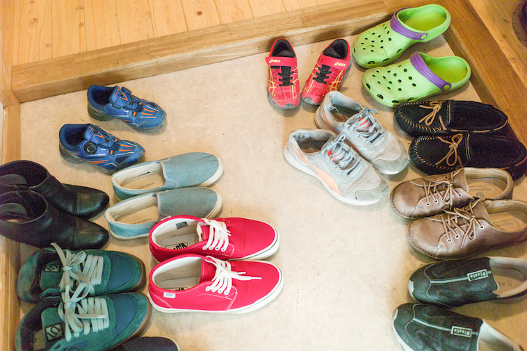 【写真】玄関に並ぶたくさんの靴、色も形も様々である。