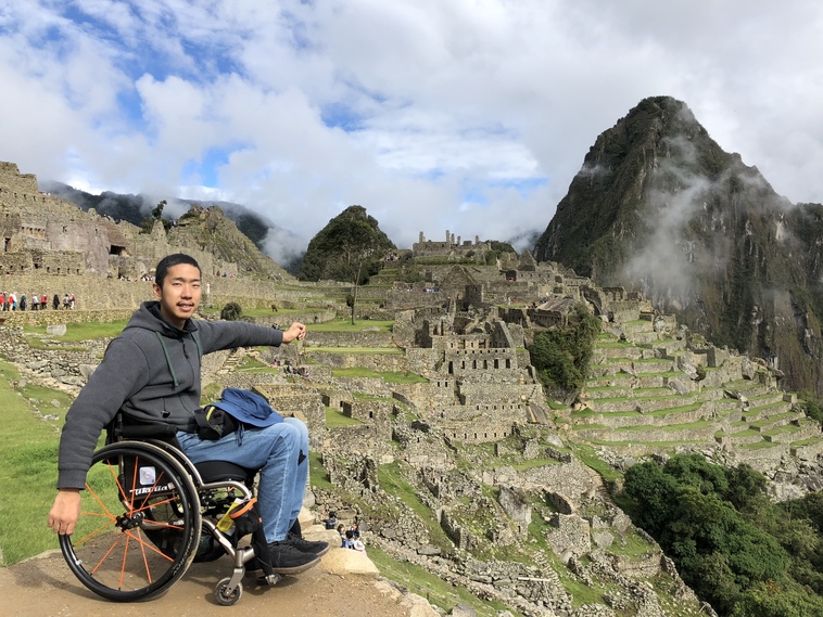 【写真】ペルーのマチュピチュを背景に車椅子に乗り、笑顔をみせるみよさん