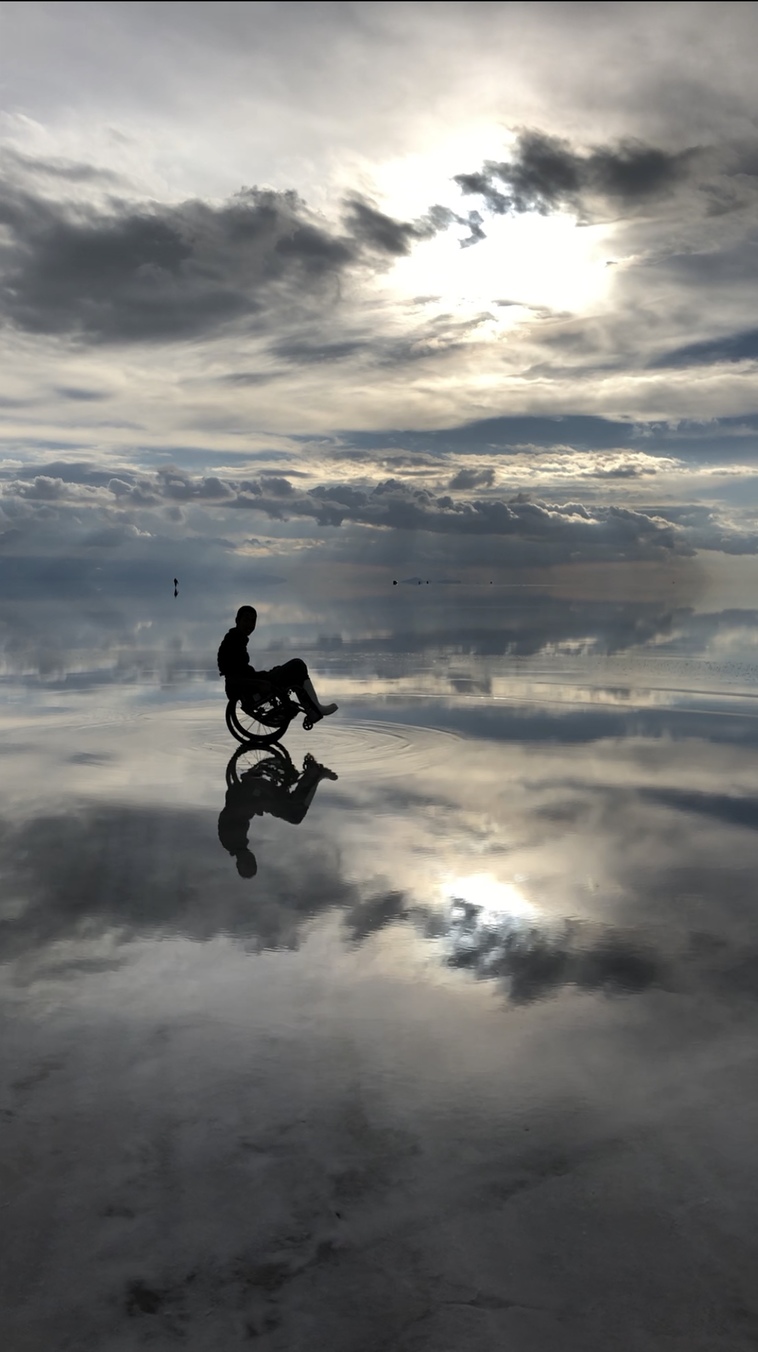 【写真】ウユニ塩湖の上で車椅子に乗っているみよさん。