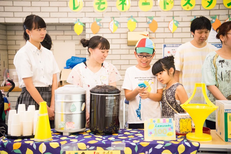 【写真】大人や学生など様々な人が集まってレモネードを販売している様子