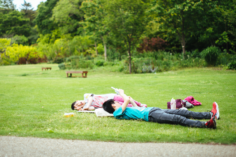 【写真】芝生で横になるきょうしさんとことねさん