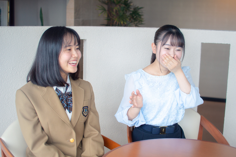 【写真】笑いながらインタビューに答える姉まりあさんと妹ゆりあさん