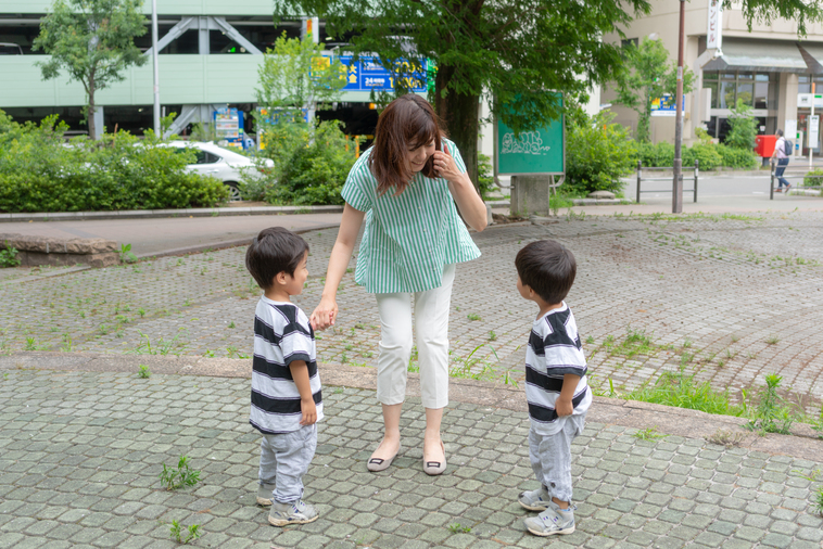 【写真】公園で二人の子供たちと遊ぶいながきともいさん