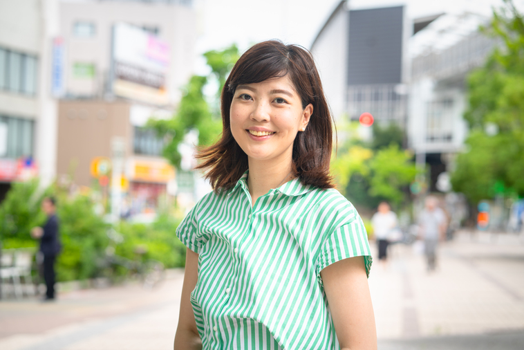 【写真】街頭でほほえむいながきともいさん