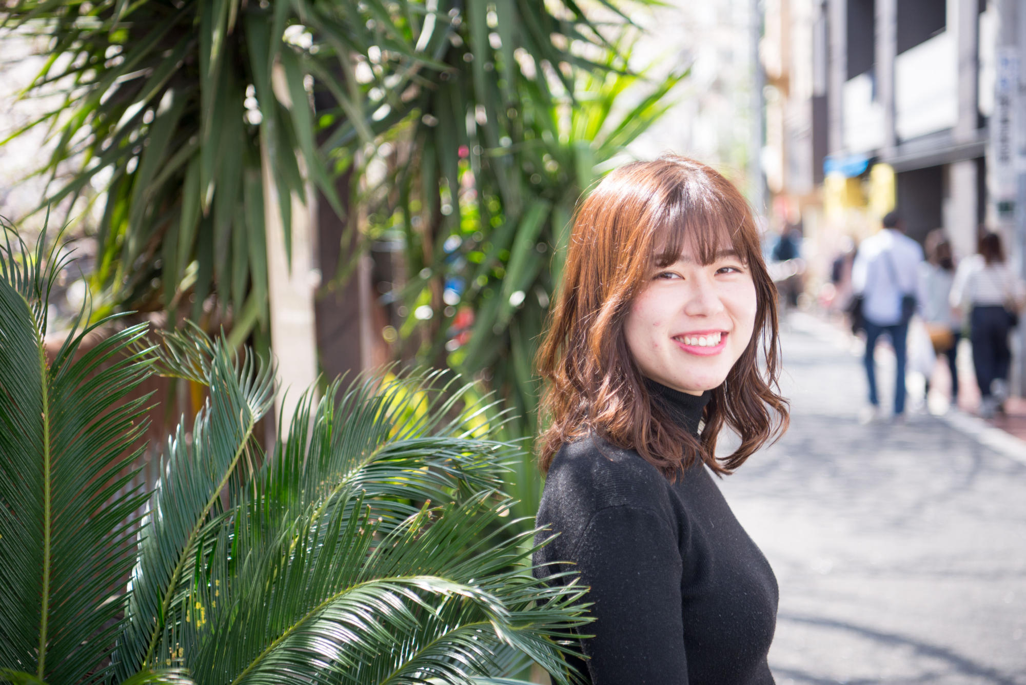 【写真】街頭で笑顔を浮かべるのべまほろさん