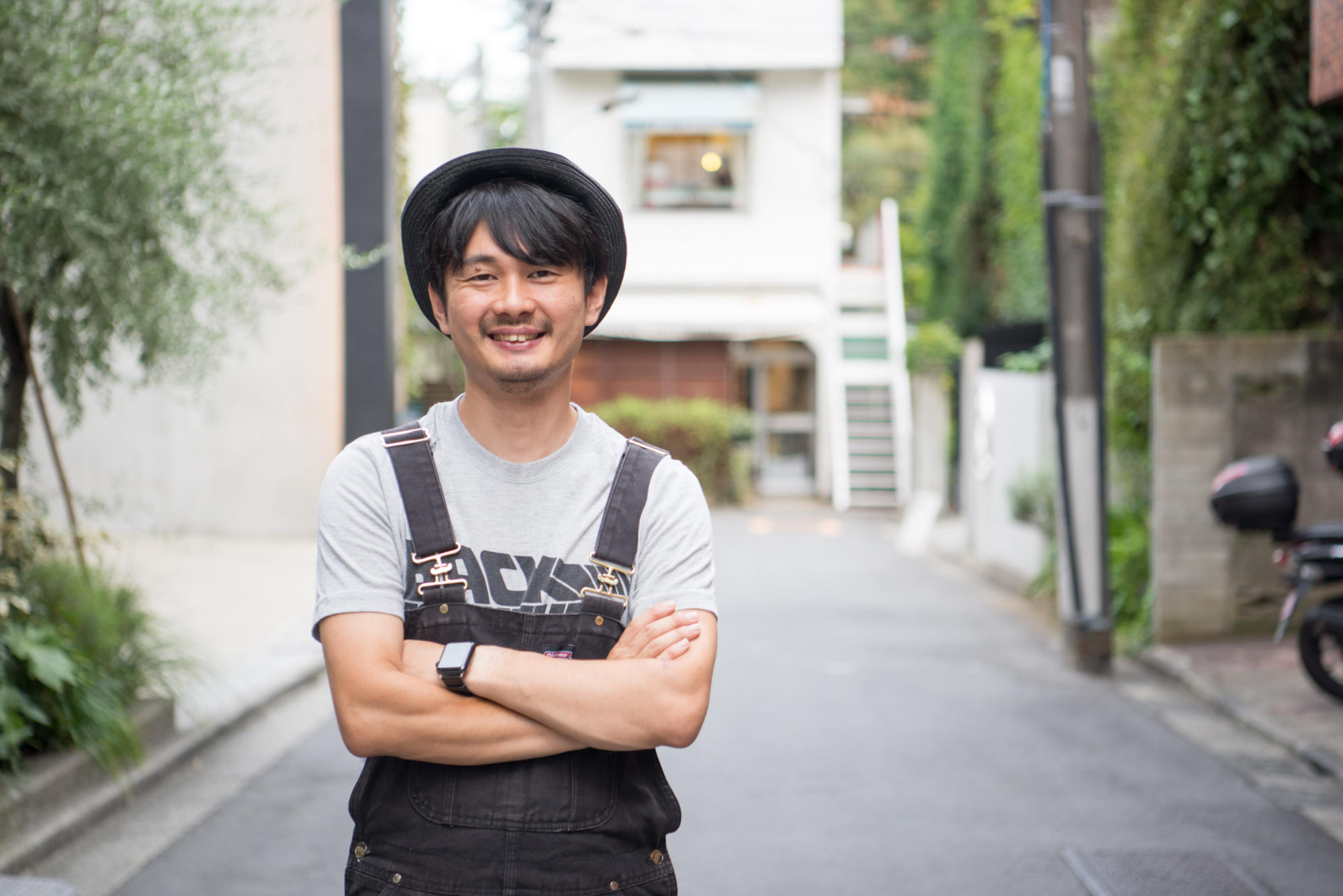 【写真】笑顔で立っているにしざからいとさん