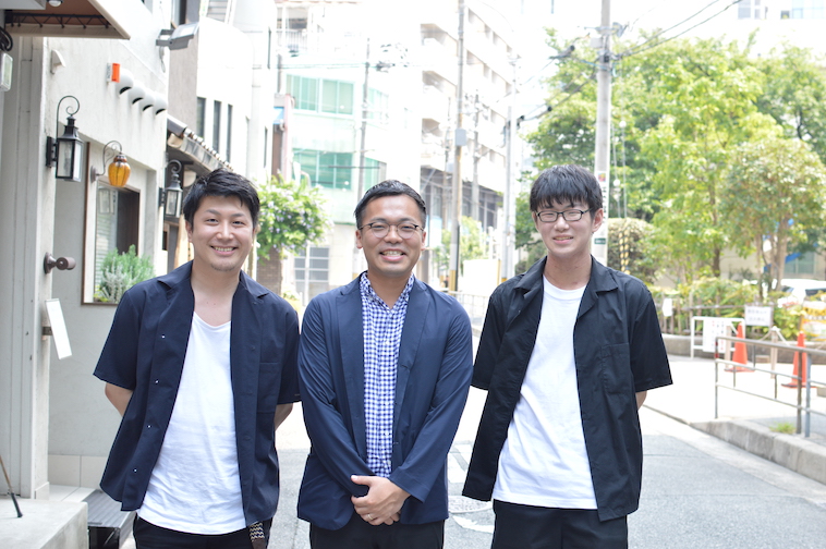 【写真】笑顔で立っているしおやまりょうさんとライターのいがらしだいさん、ソアー編集部のさとう