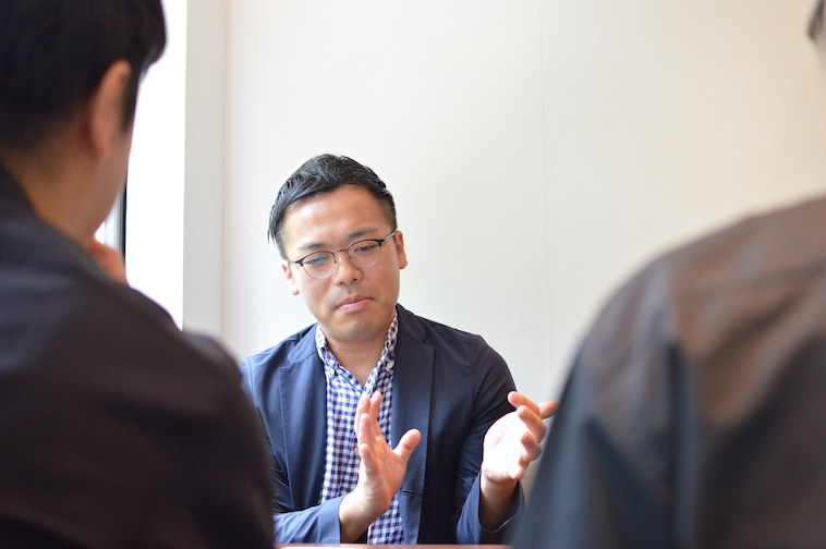 【写真】インタビューに真剣な様子で応えるしおやまりょうさん