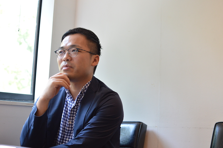 【写真】真剣な表情で遠くを見つめるしおやまりょうさん