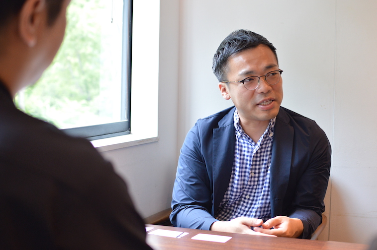 【写真】微笑みながらインタビューに応えるしおやまりょうさん