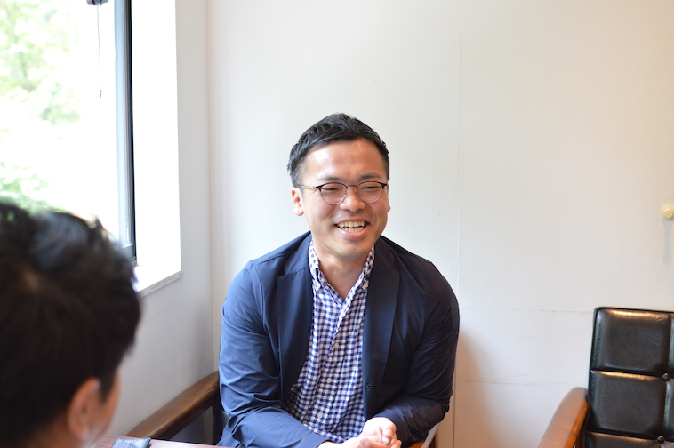 【写真】微笑んでインタビューに応えるしおやまりょうさん