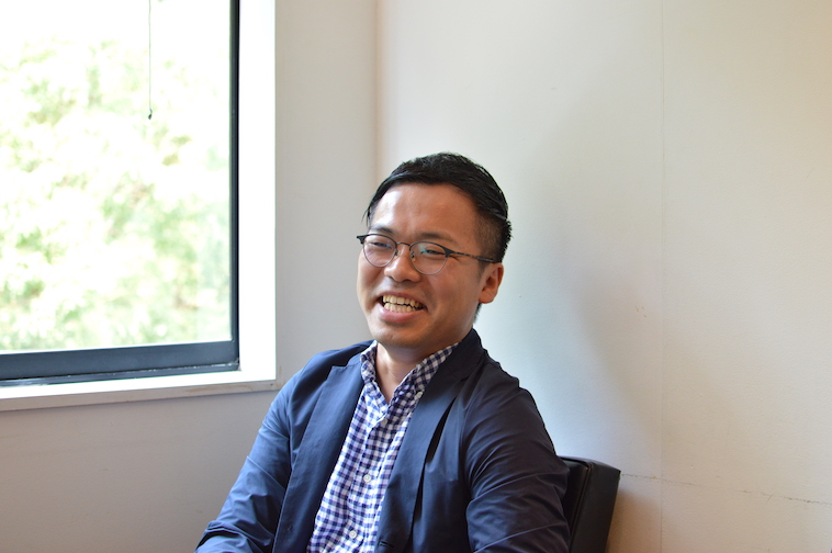 【写真】笑顔でインタビューに応えるしおやまりょうさん