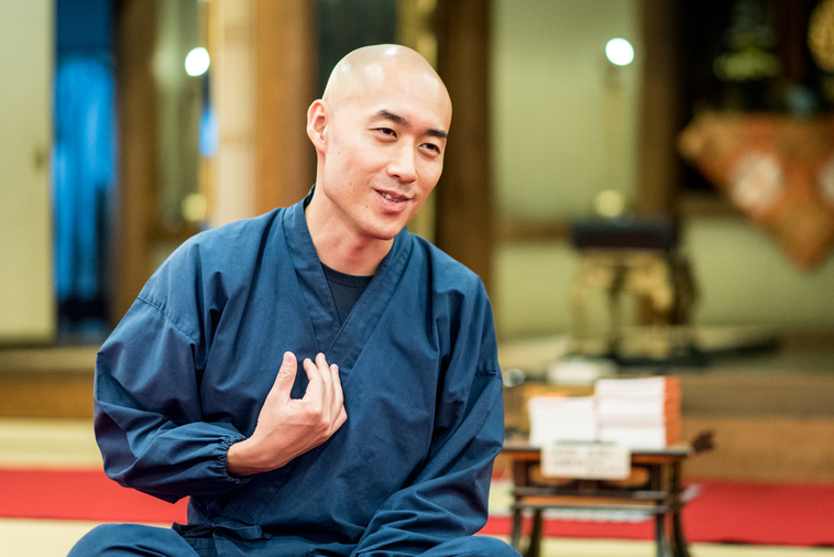 【写真】微笑んでインタビューに答えるまつもとしょうけいさん