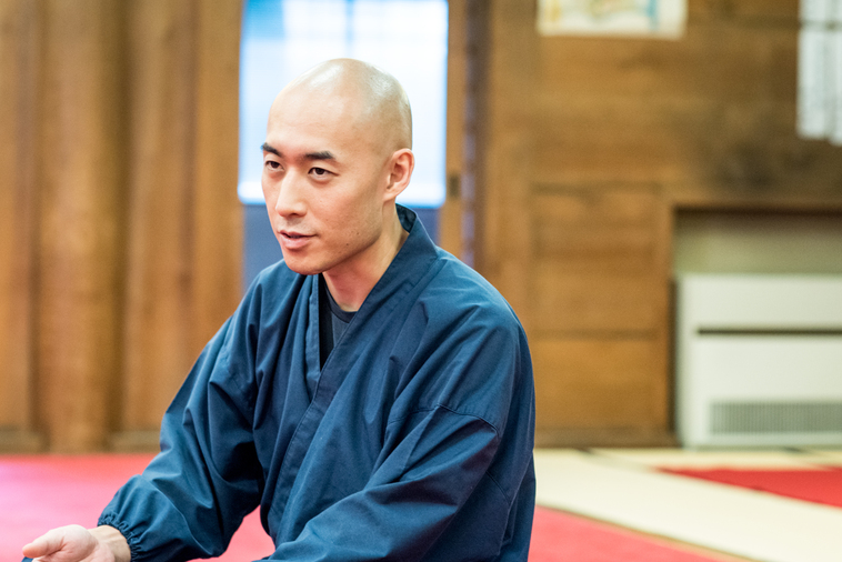 【写真】質問に丁寧に答えるまつもとしょうけいさん