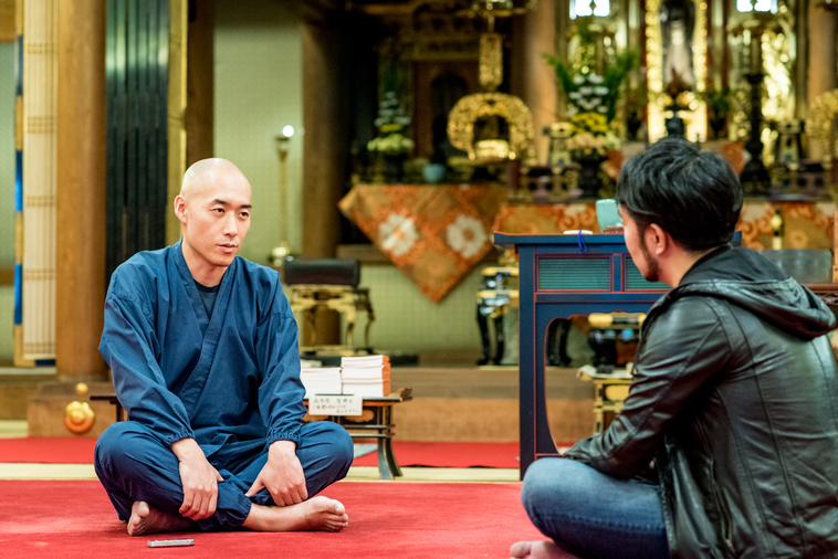 【写真】光明寺の本堂で真剣な表情で会話をするまつもとしょうけいさんともりじゅんや