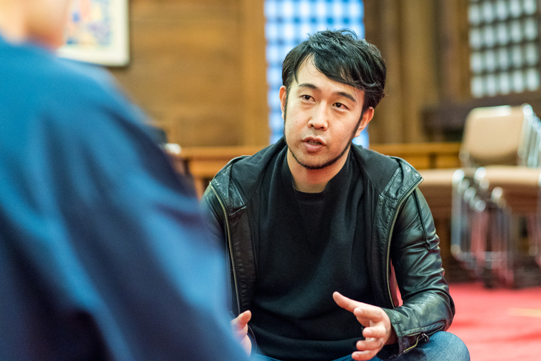 【写真】真剣な表情で会話をするもりじゅんや