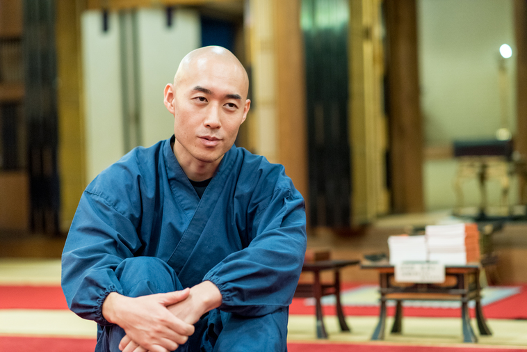 【写真】真剣な表情でインタビューに答えるまつもとしょうけいさん