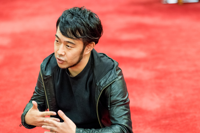 【写真】光明寺の本堂で真剣な表情で話すもりじゅんや