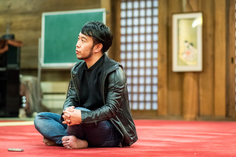 【写真】真剣な表情で会話をするもりじゅんや