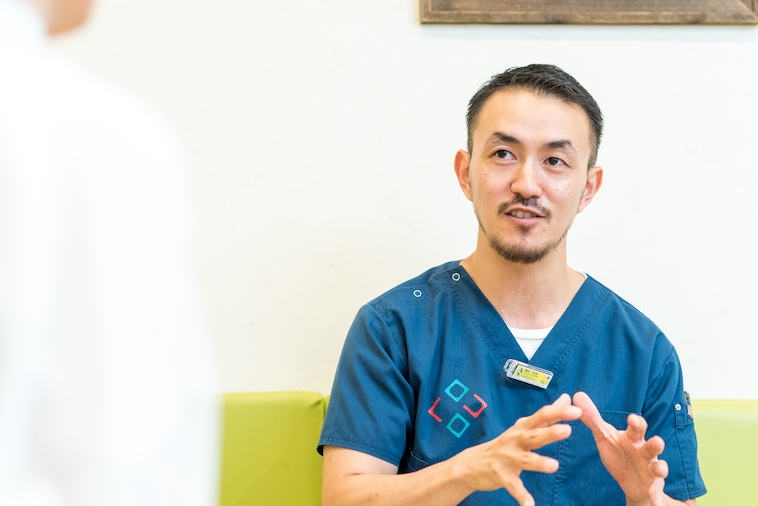 【写真】まっすぐにライターを見つめながら話すせたひろやさん