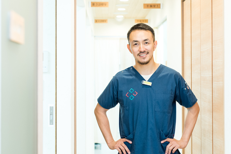 【写真】明るい病院内で笑顔をこちらに向けているせたひろやさん