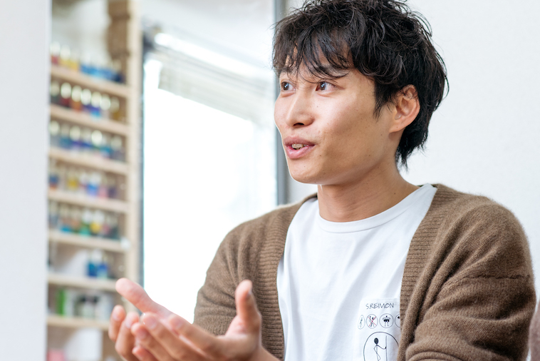 【写真】インタビューに応えるせんださん