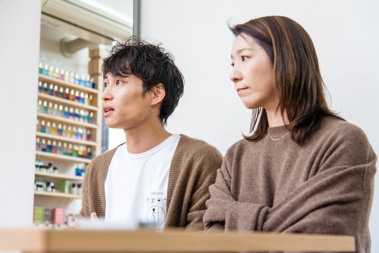 【写真】真剣な表情でインタビューに応えるせんださんとせなさん