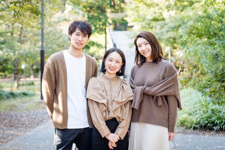 【写真】せんださん、ライターのとくるりかさん、せなさんが笑顔でこちらを向いている