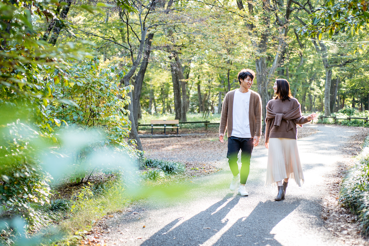 【写真】公園の木々の中をせんださん、せなさんが目を合わせながら歩いている
